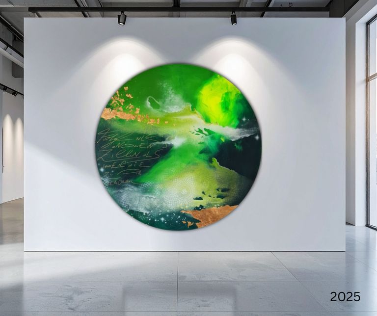 Runde abstrakte Wandmalerei in Grüntönen mit goldenen Akzenten, die in einer modernen Galerie an einer weißen Wand unter Deckenspots hängt.